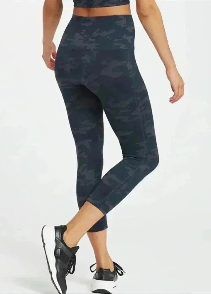 SPANX Look at Me Now Seamless Cropped Leggings Black Camo Sz M - Image 6