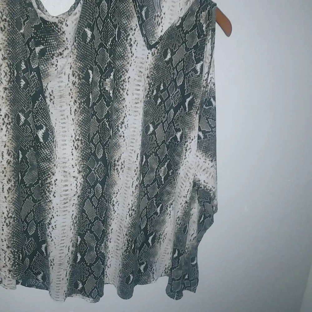 Giddy Up Glamour L Snake Print in Gray Cold Shoulder Poncho Style Tunic Top - Image 2