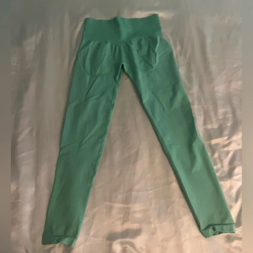 Green medium workout leggings - Image 2