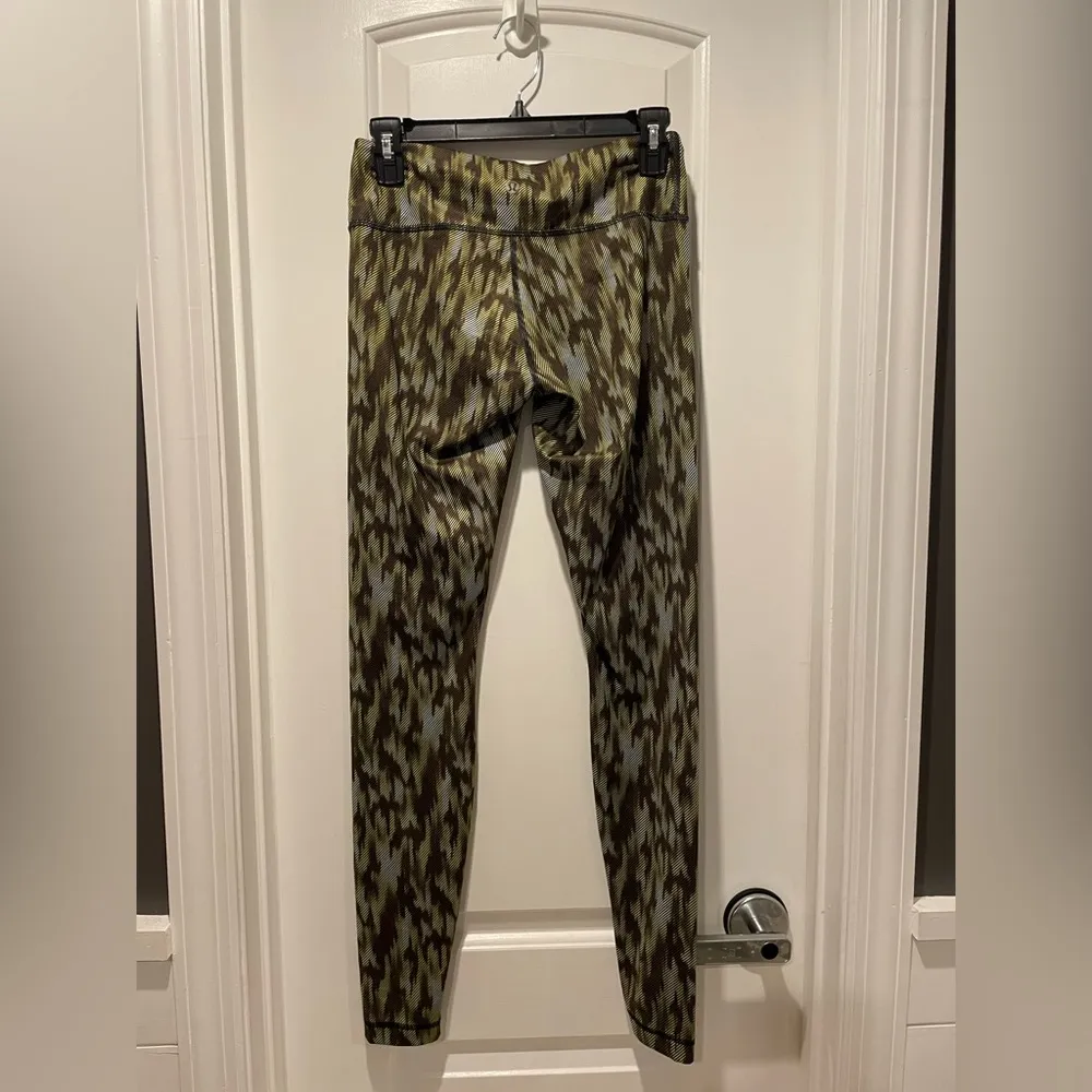 Lululemon Camouflage Patterned Leggings size 6 - Image 3