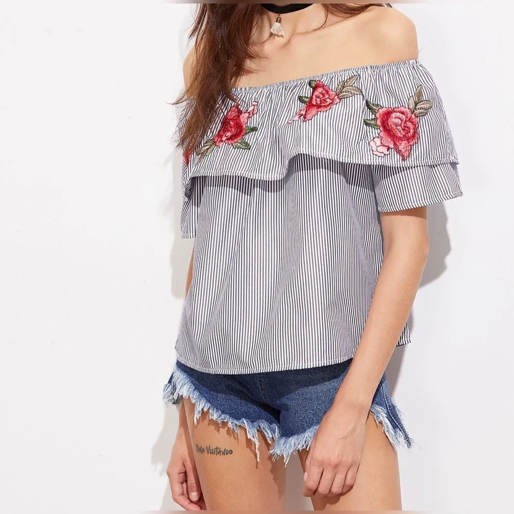 ✨HP✨Flounce Layered Neckline Embroidered Top✨ Gray Size M - Image 2