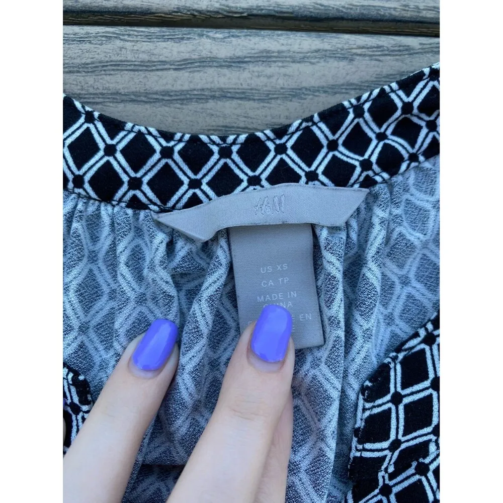 H&M extra small geometric print work blouse tank top career wear black grey - Image 2