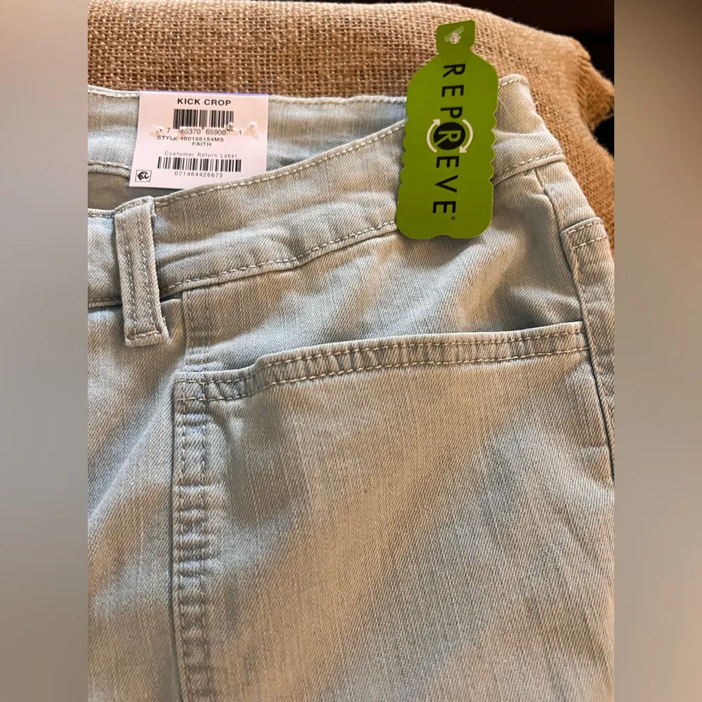 Light Blue NWT Frayed Hem Jeans Highrise kick crop sz 18 light wash button front - Image 4