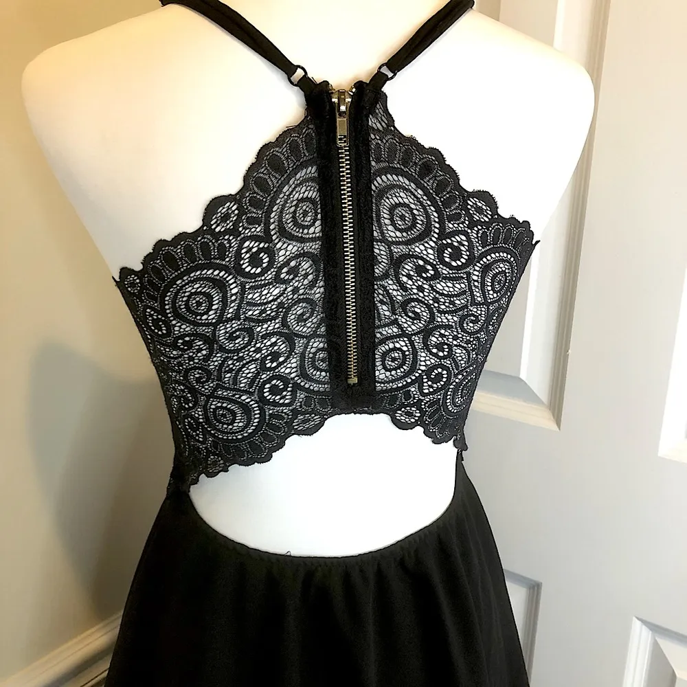 Black V-Neck Lace Back w Gold Zipper Open Back Tiered Dress Adjust Straps Sz MD - Image 2