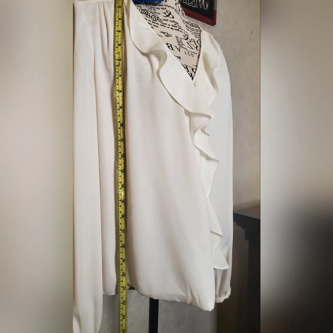 White House/Black Market Elegant White Ruffle Blouse Size:6 - Image 6