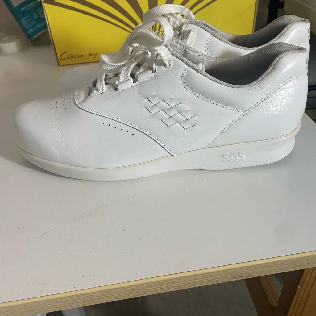 SAS White Athletic Shoes Minimalist Design Size 9 - Image 2
