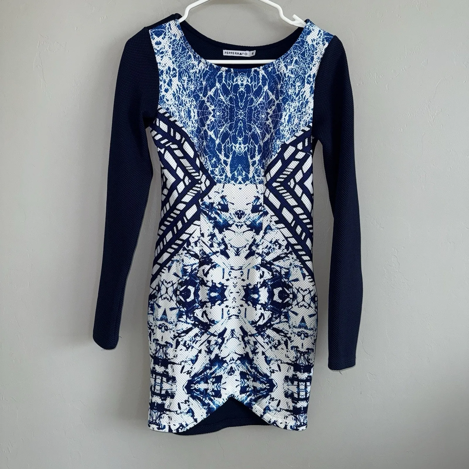 Peppermayo Woman’s Long sleeve Dress Sz 6 Blue White Abstract Asymmetrical Hem - Image 2