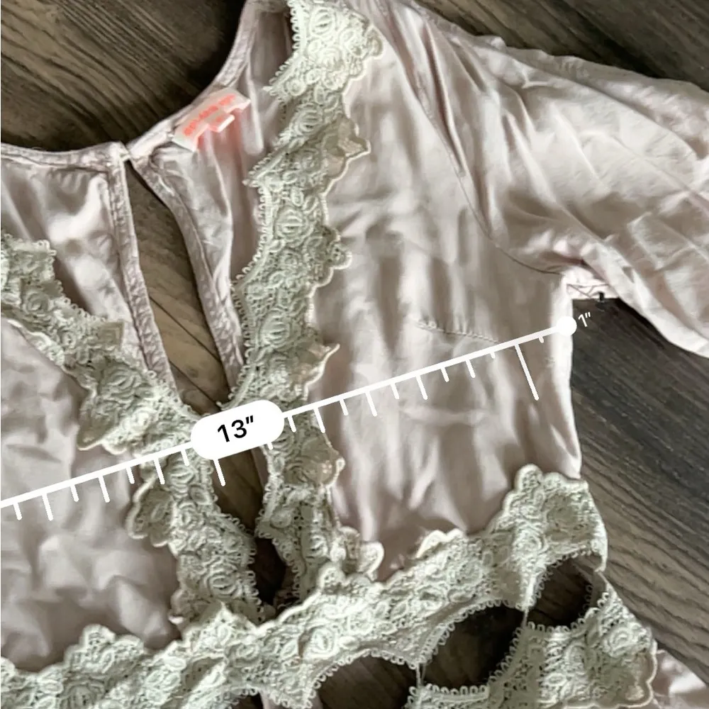 Solaris style dusty pink cutout lace romper - Image 3