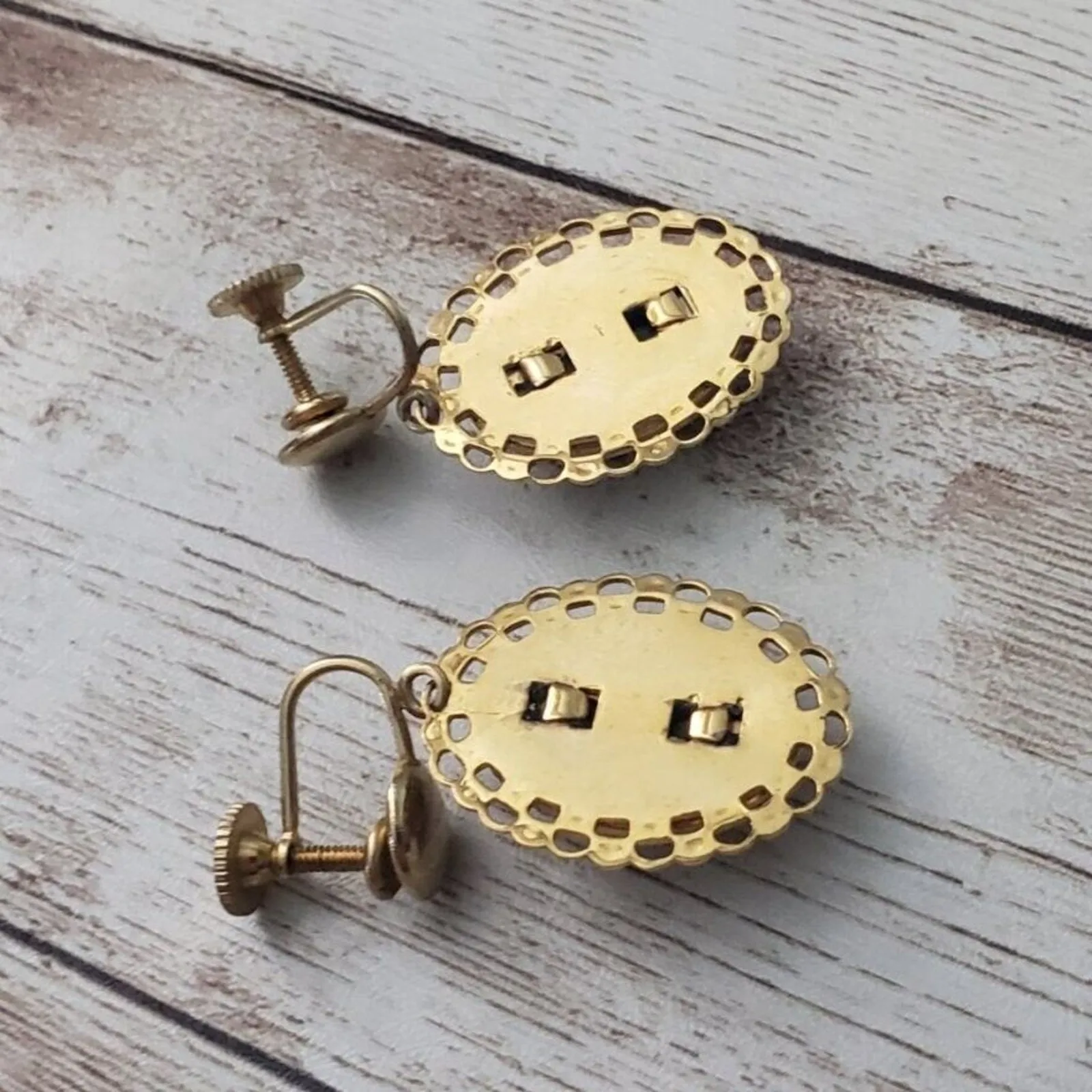 Vintage Screw On Earrings Large Orange Glitter with Fancy Gold Tone Halo - Image 4