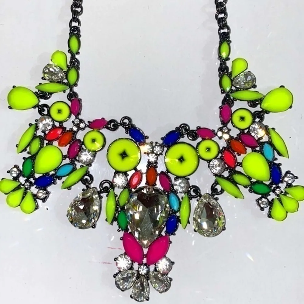 Iconic Amrita Singh Kingstreet statement necklace with Australian crystals. NWT. - Image 3