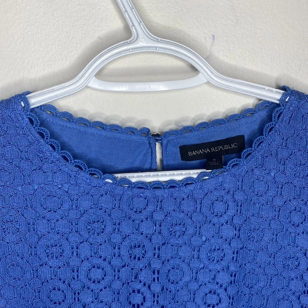 Banana Republic blue lace overlay fluted sleeve blouse size S - Image 5