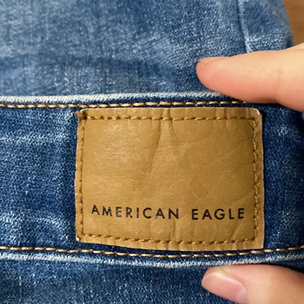 American Eagle distressed denim hi-rise mini skirt fringe hem size 8 - Image 11