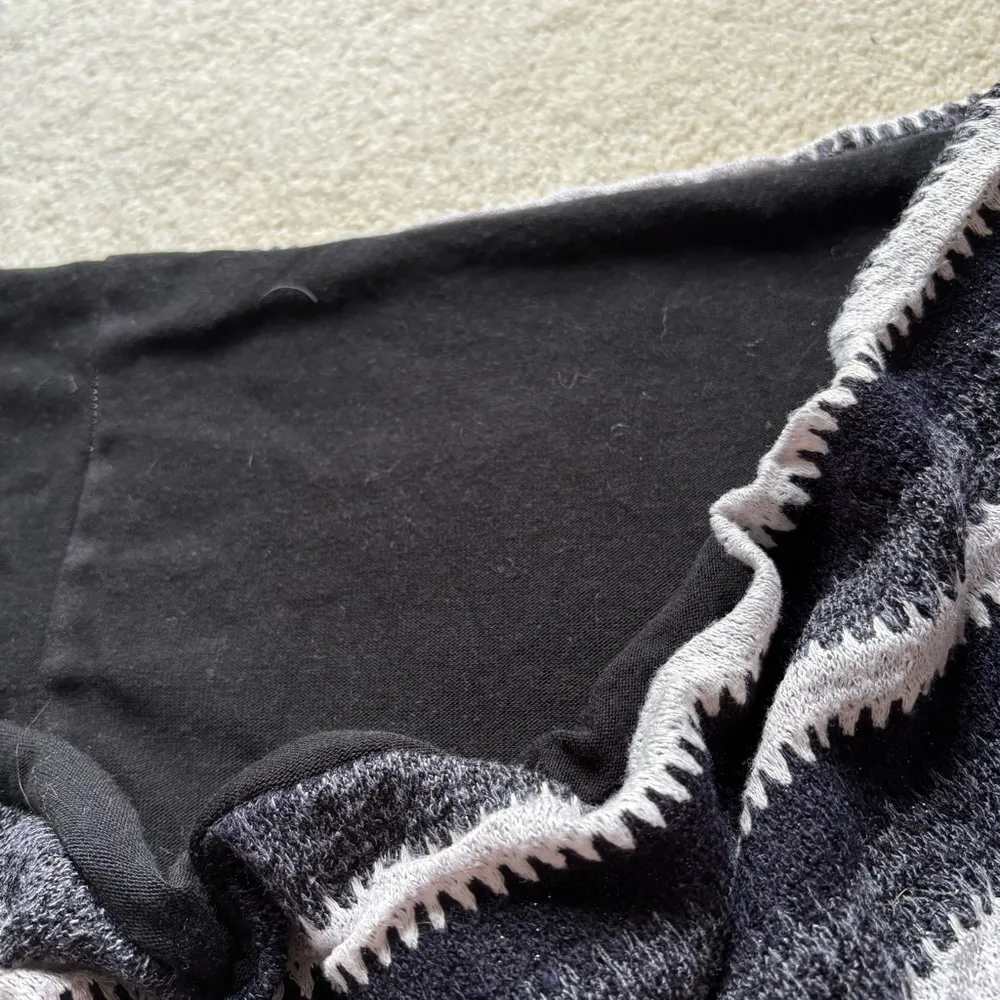 Striped Black and White Scarf - Image 4