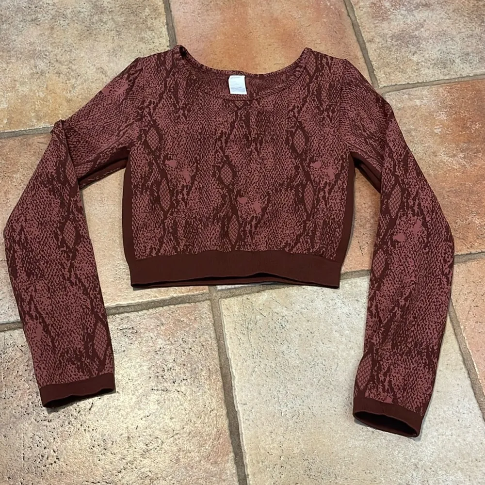 Fabletics  Kamila Seamless Long-Sleeve athletic Top size medium - Image 3