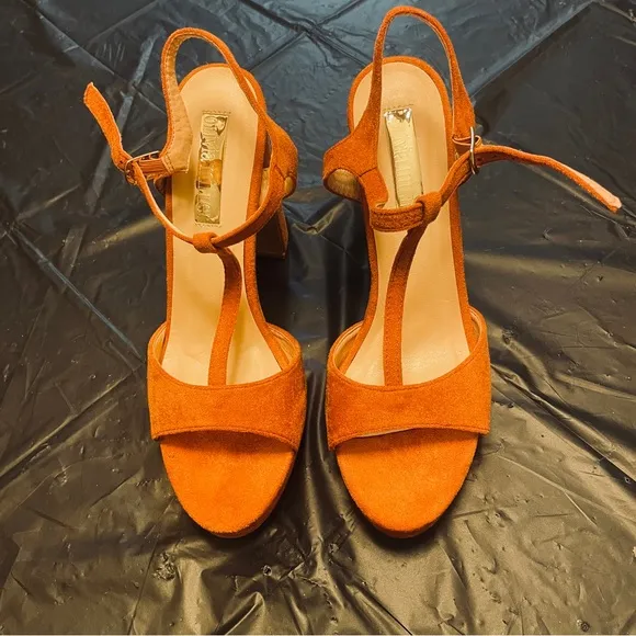 NWOB Olivia Miller Suede T-Strap Platform Sandals - Image 2