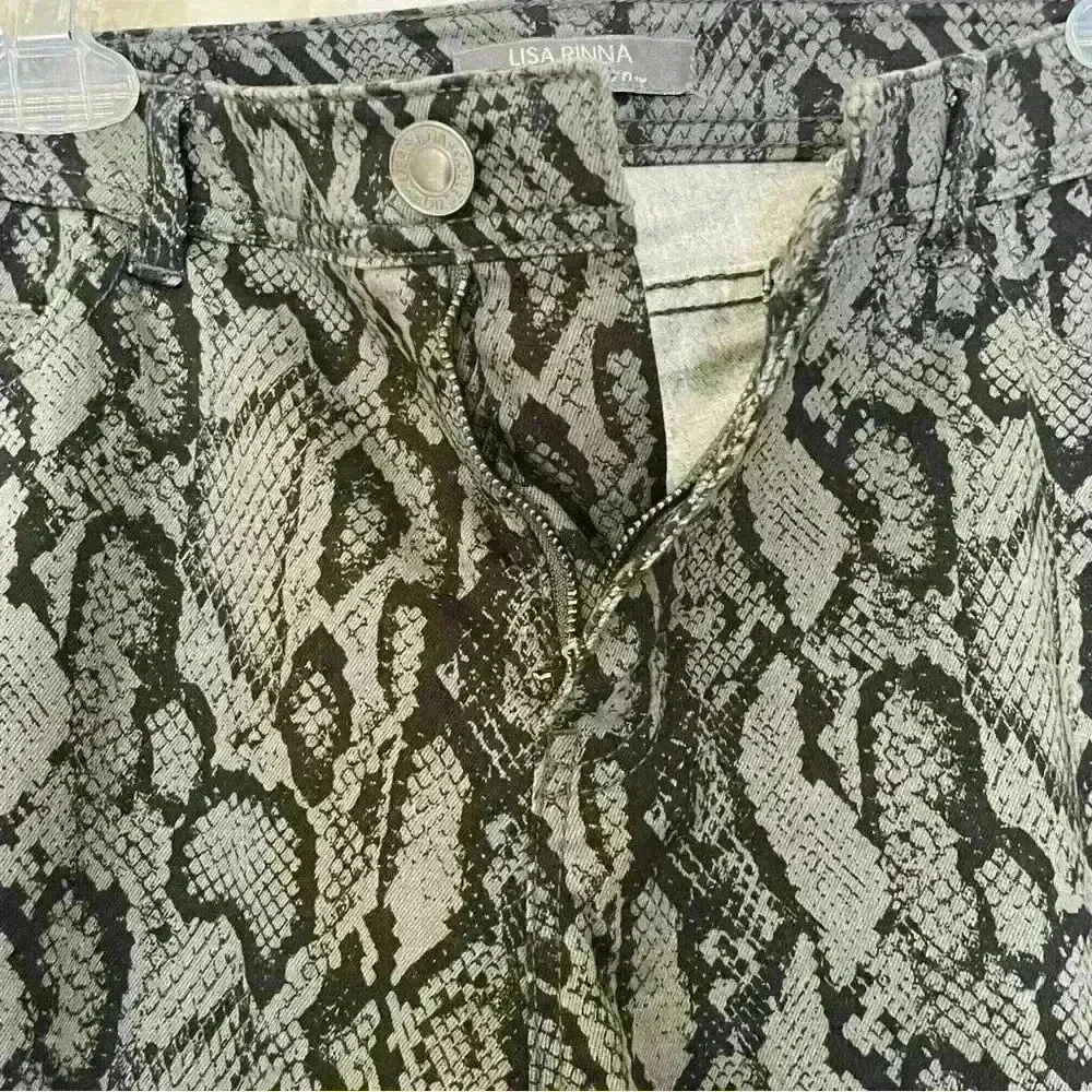 Lisa Rinna Collection Women's Size 12 Ankle Jeans Gray Python Animal Pri… - Image 6