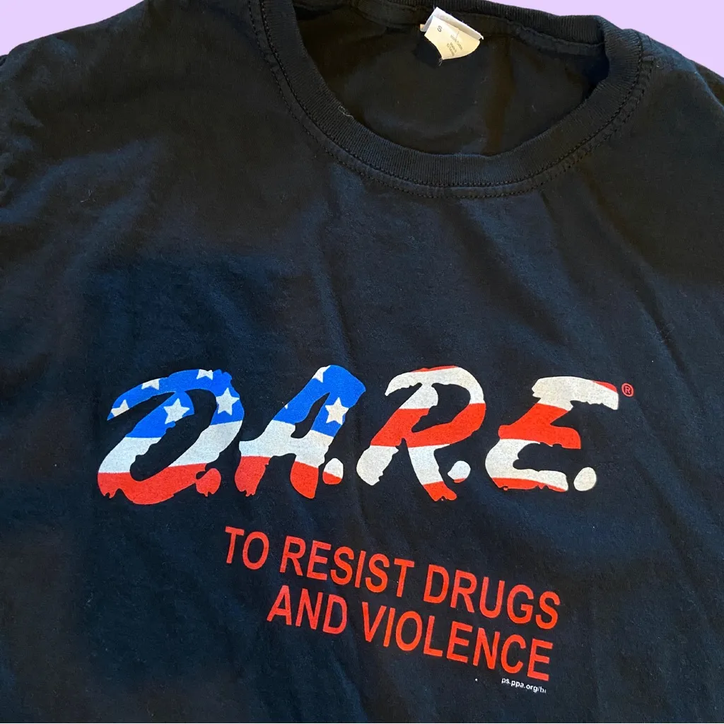 Vintage y2k ‘D.A.R.E to resist drugs and violence’ black graphic t-shirt 🔥 - Image 2