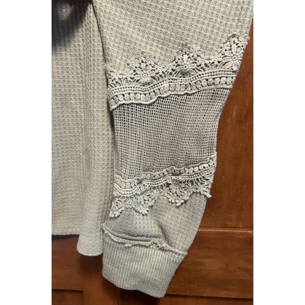 Buckle Daytrip Medium Green Waffle Knit Lace Oversized V Neck Long Sleeve Top - Image 2