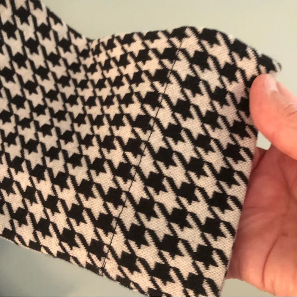 Talbots Houndstooth Zip Neck Knit Top. Size small. - Image 5