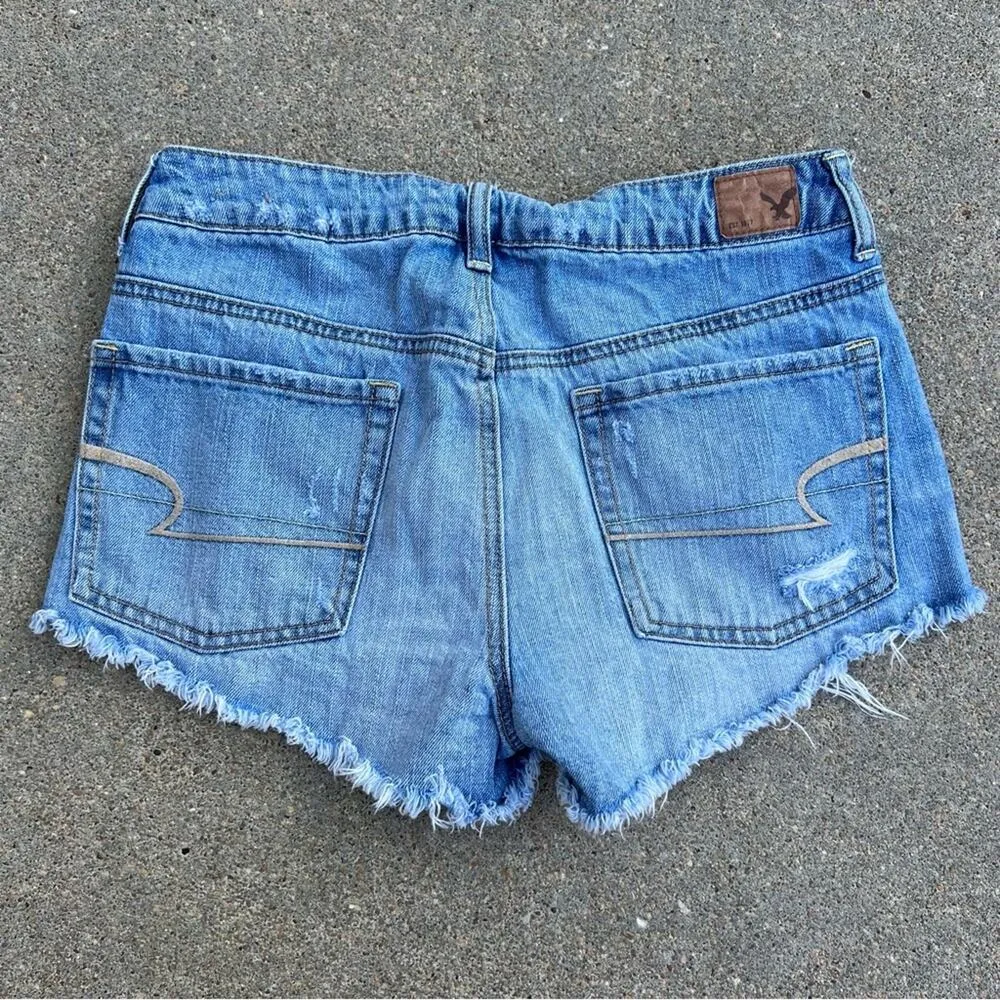 AEO hi rise festival frayed hem distressed front jean shorts Size 6 - Image 2