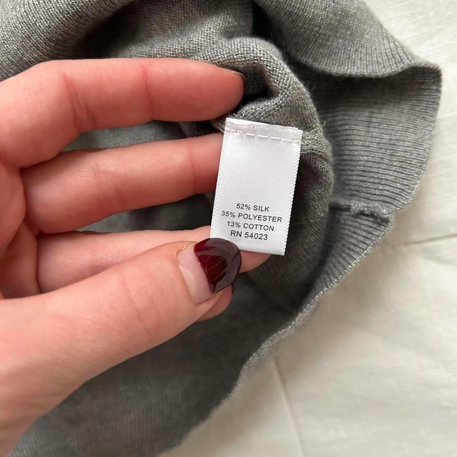 Banana Republic silk blend knit Grey short sleeve blouse with bow detail Size xs - Image 3