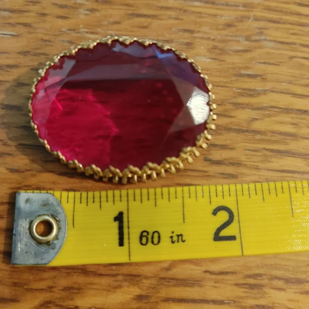 Victorian Oval Brooch Pin Germany Stamped Vintage Faceted Red Glass Gold Toned - Image 3