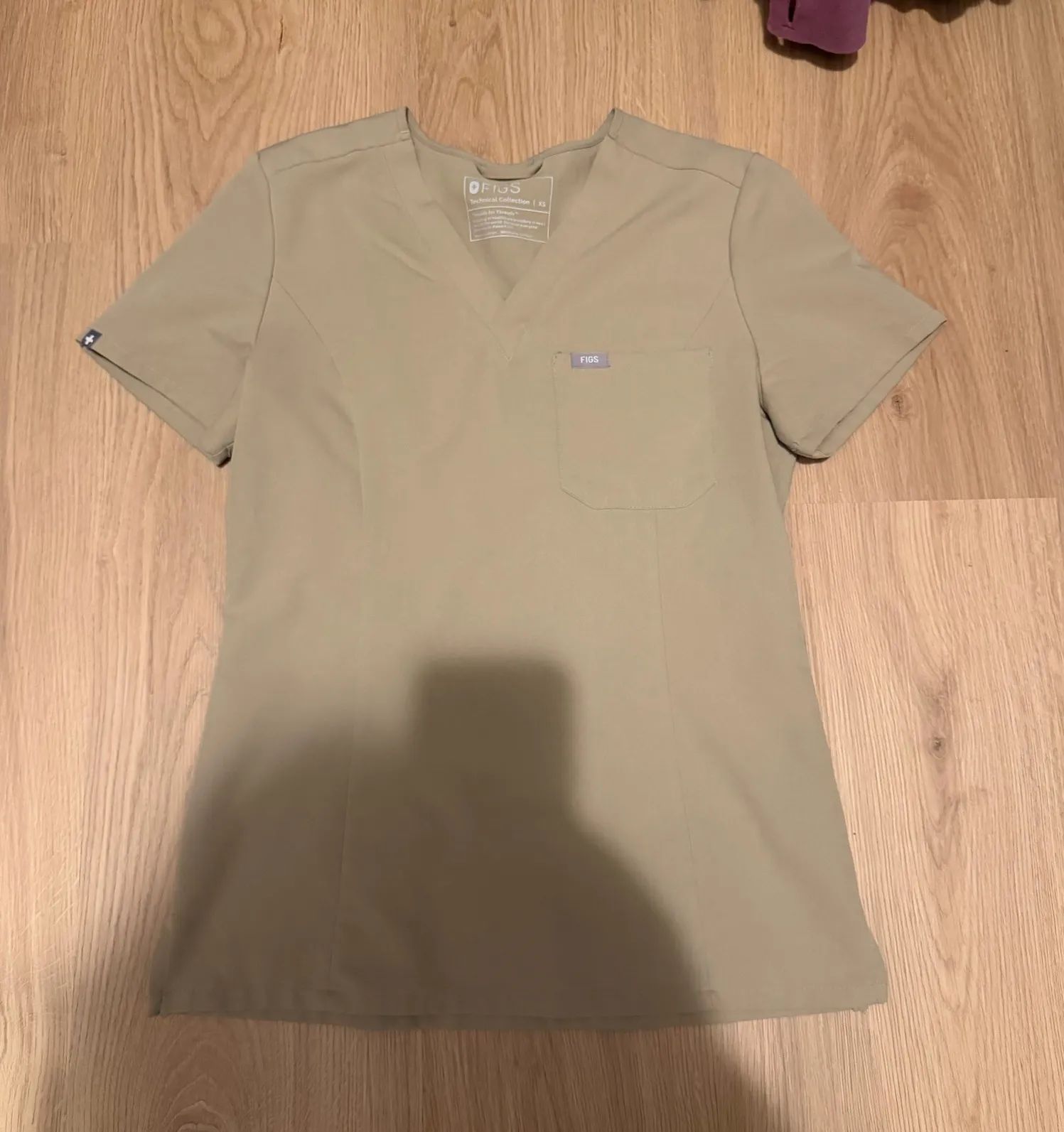 FIGS Slim Catarina Scrub Top One-Pocket - Image 4