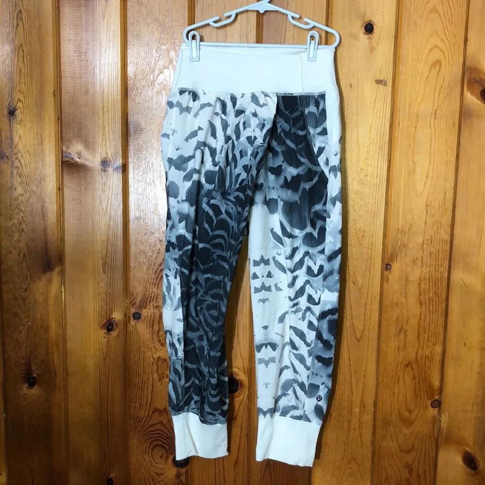 Lululemon Dance To Yoga Pant
Pretty Plume Angel Wing Black / Angel Wing size 4​ - Image 3