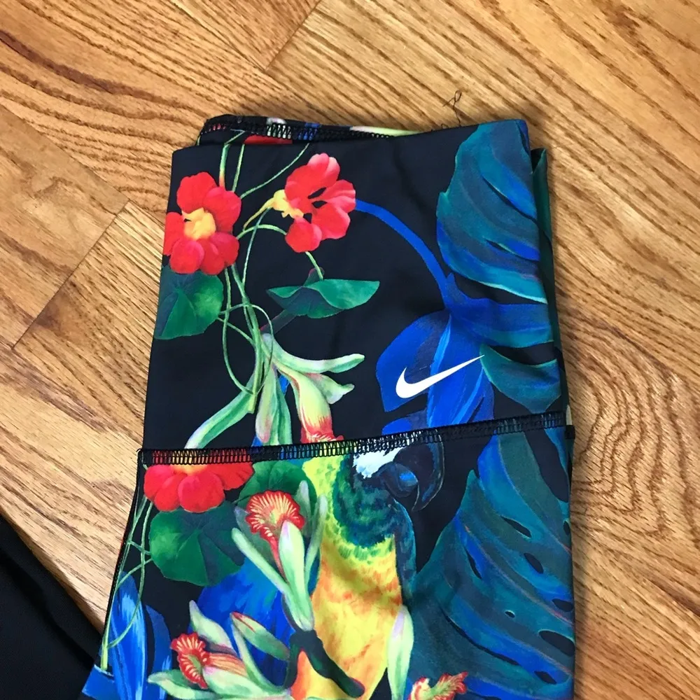 Nike Black/Blue Paradise Pattern Legging - Image 2