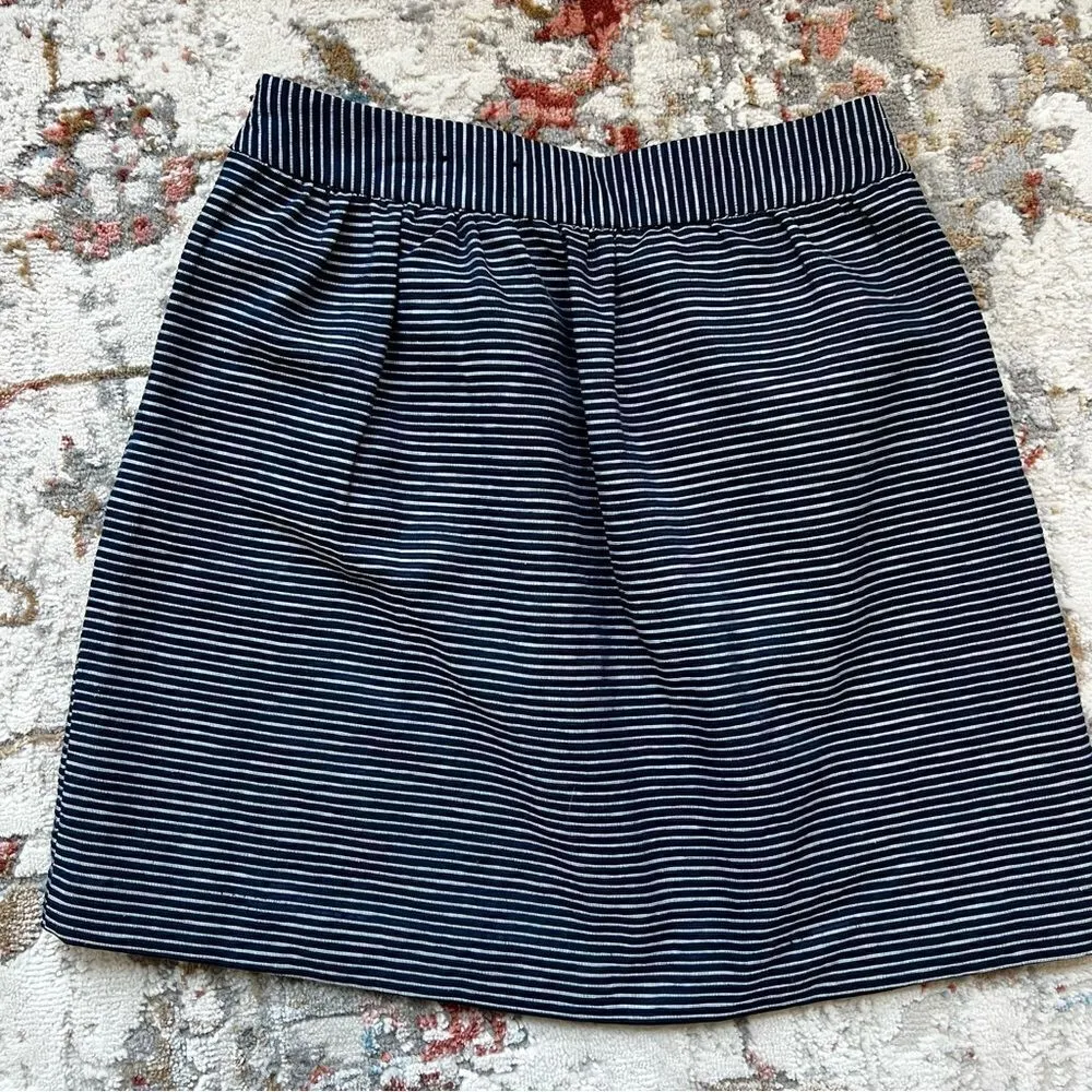 Banana Republic Navy and White Pinstripe Pleated Skirt Size 0 Blue Stripes - Image 6