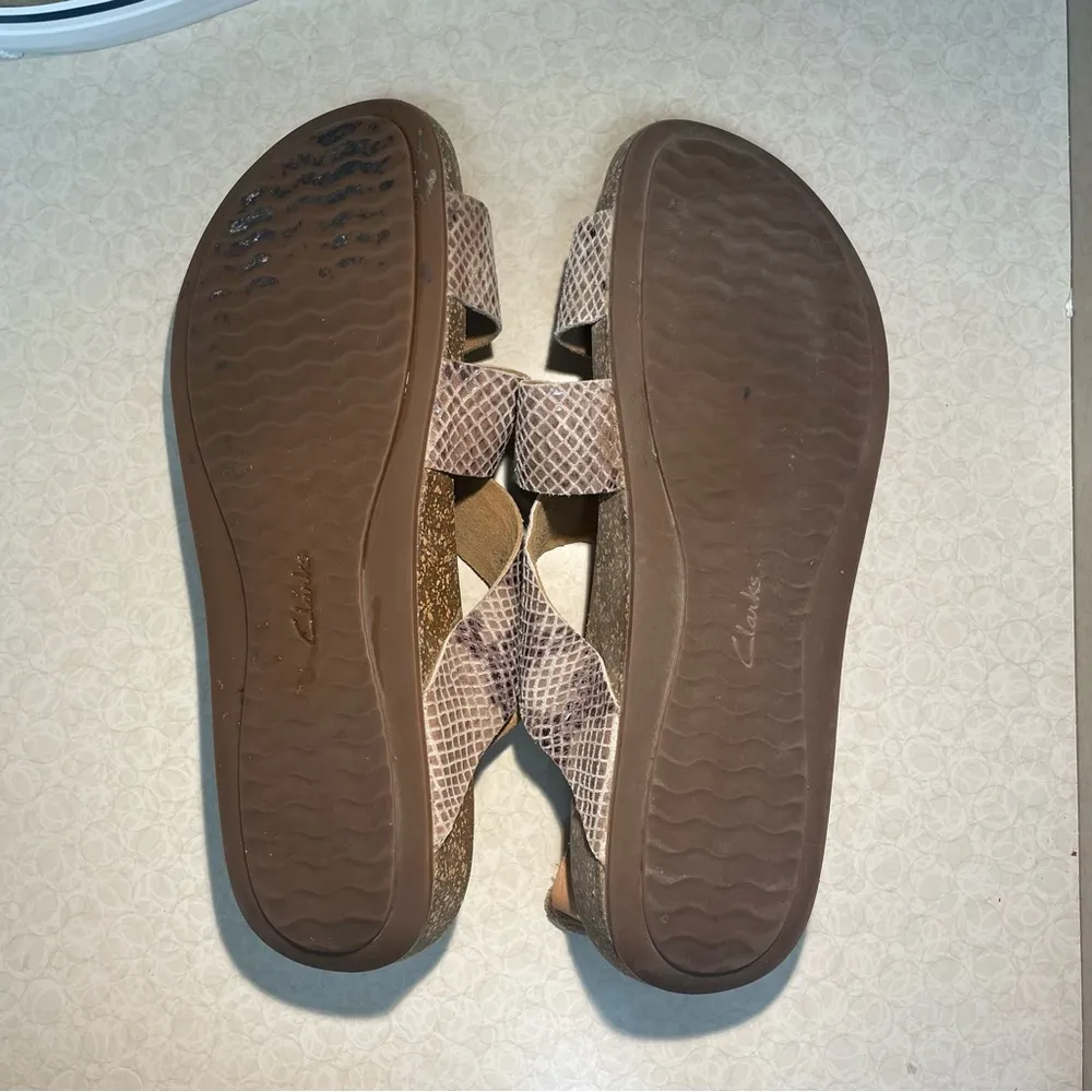 Clarks Artisan Perri Dunes sandal in a taupe snakeskin print. Size 9.5 - Image 5