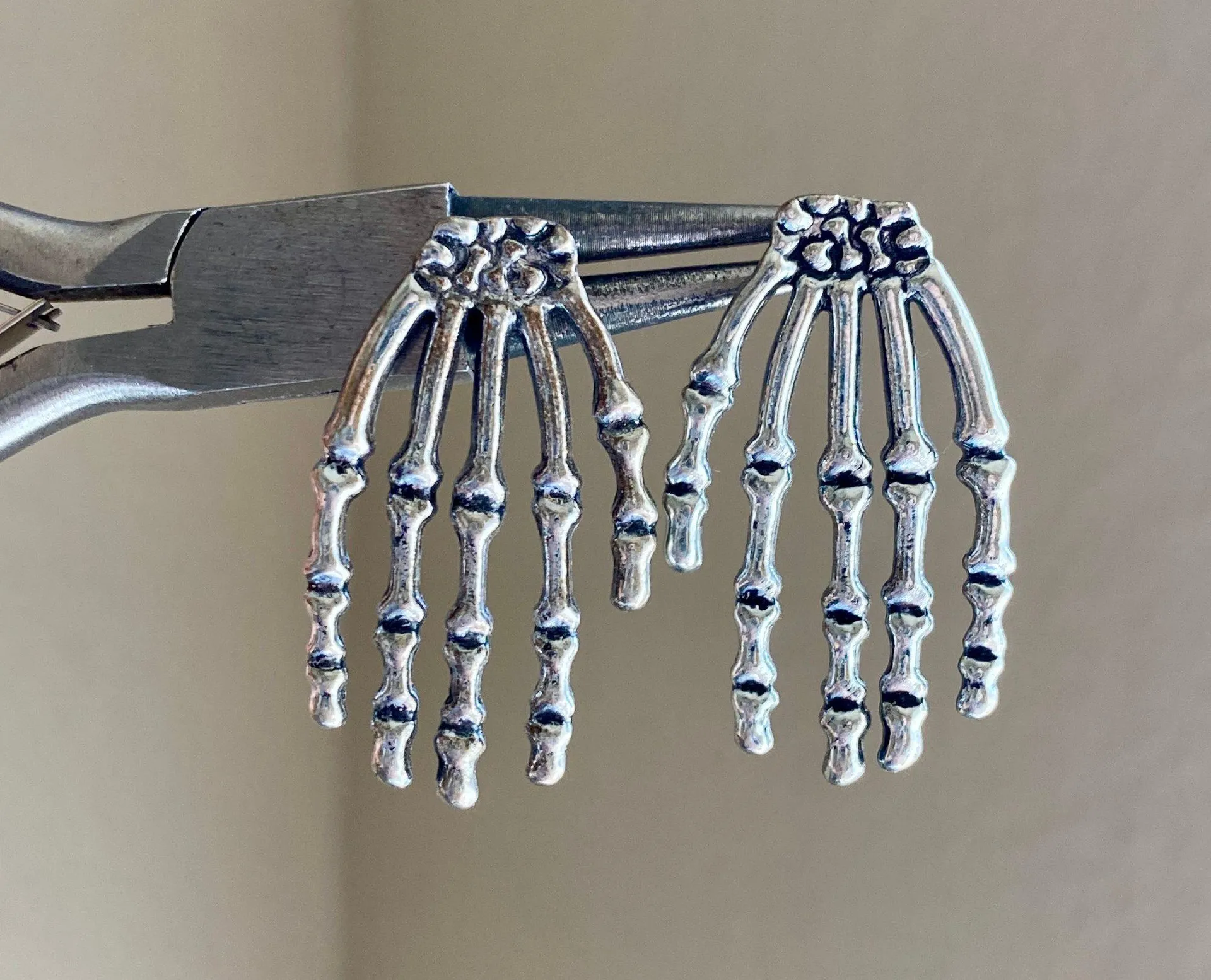 Skelton Skull Hand Goth Spooky Earrings ☠️ - Image 4