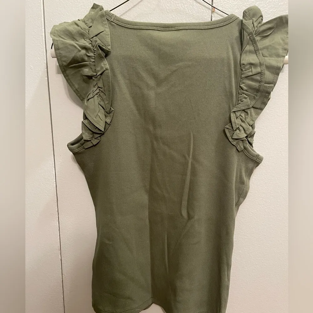 NWOT Army Green Ruffle Tank Top - Image 3
