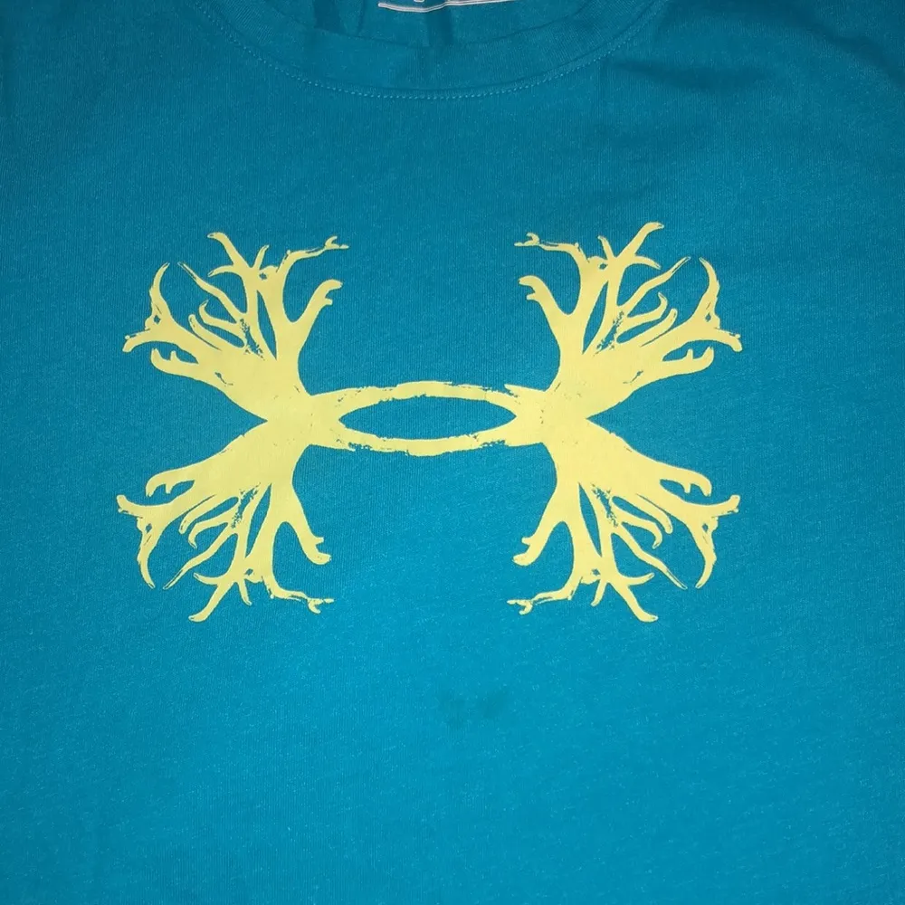 🎉4 for $20 Under Armour Semi-fitted Tee, small - Image 2