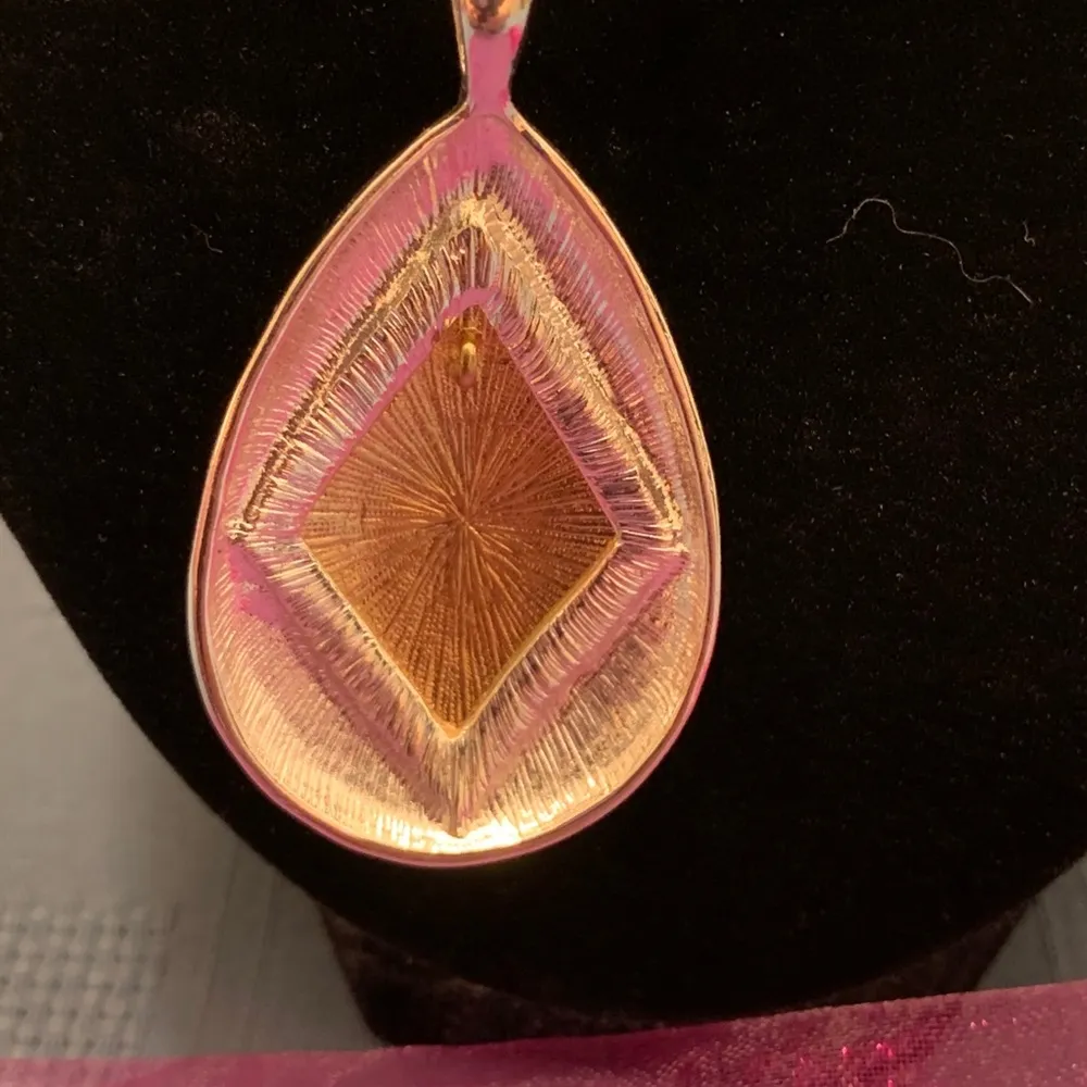 Silvertone Teardrop Pendant and Earrings - Image 7