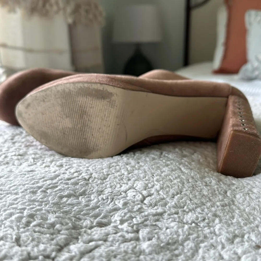 Guess Women's 9 Beverly Faux Suede Eyelet Studded Heeled Bootie Camel Brown - Image 5