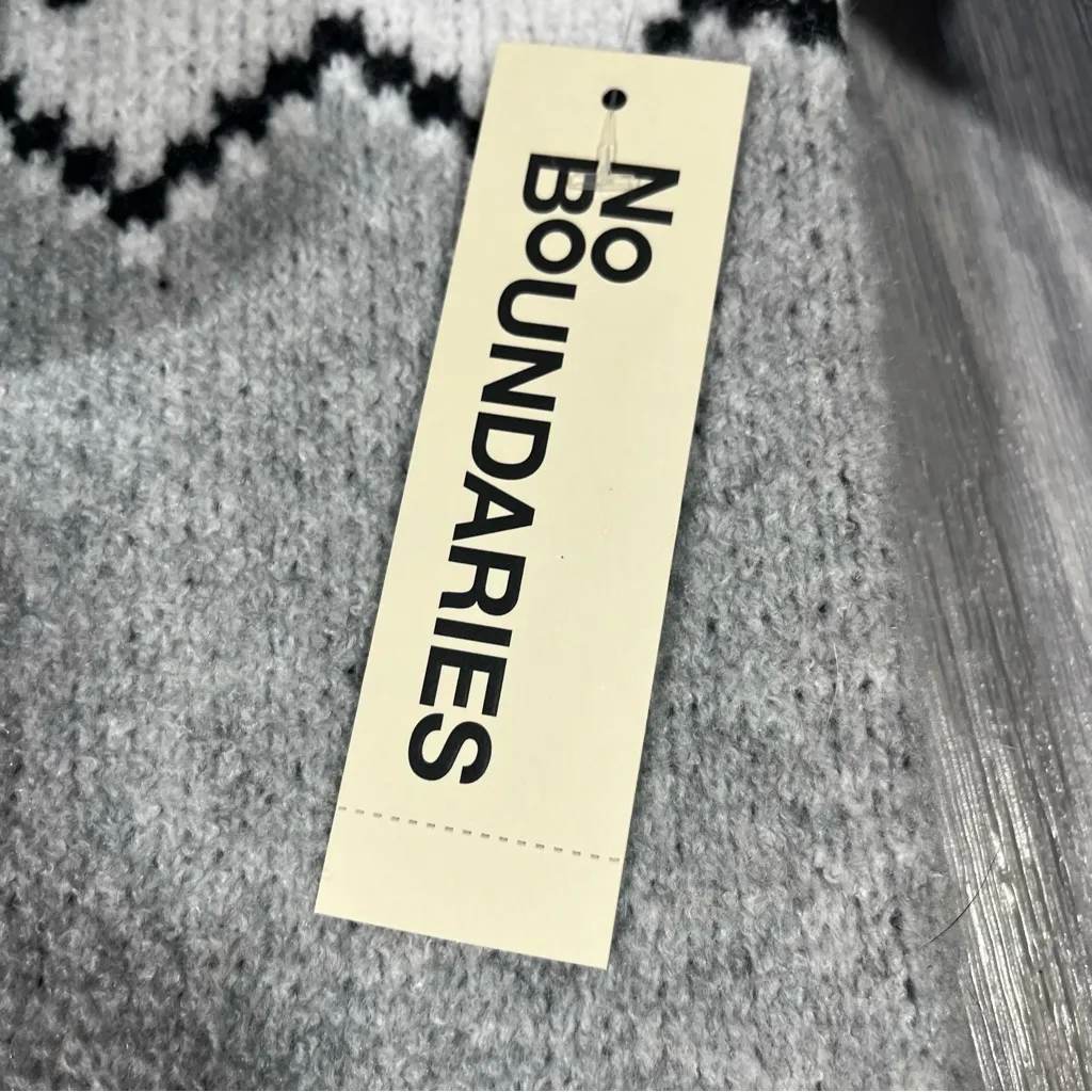 No Boundaries Gray and Pink Patterned Women's Sweater w/ Hat; Small - Image 4