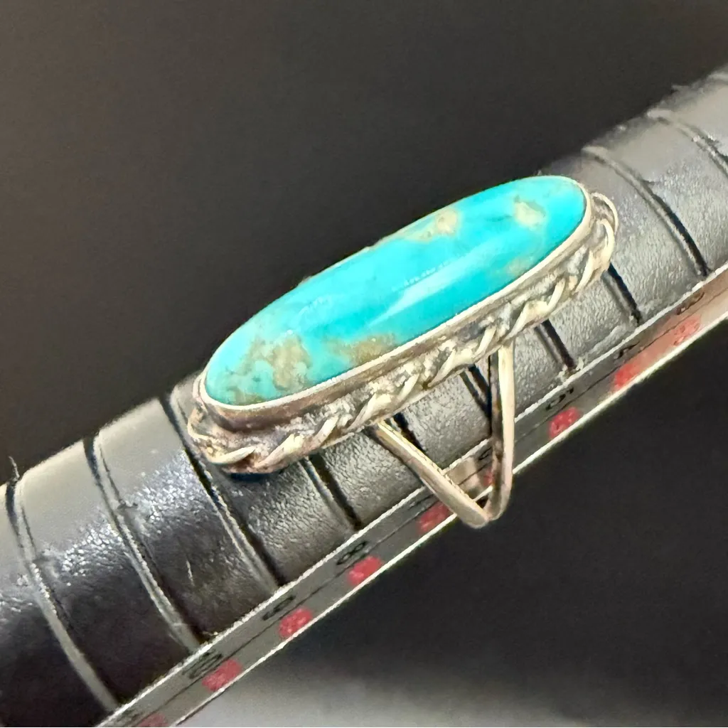 Vintage Unsigned Handcrafted Sterling Silver Oval Turquoise Ring Size 4 4g. Blue - Image 2