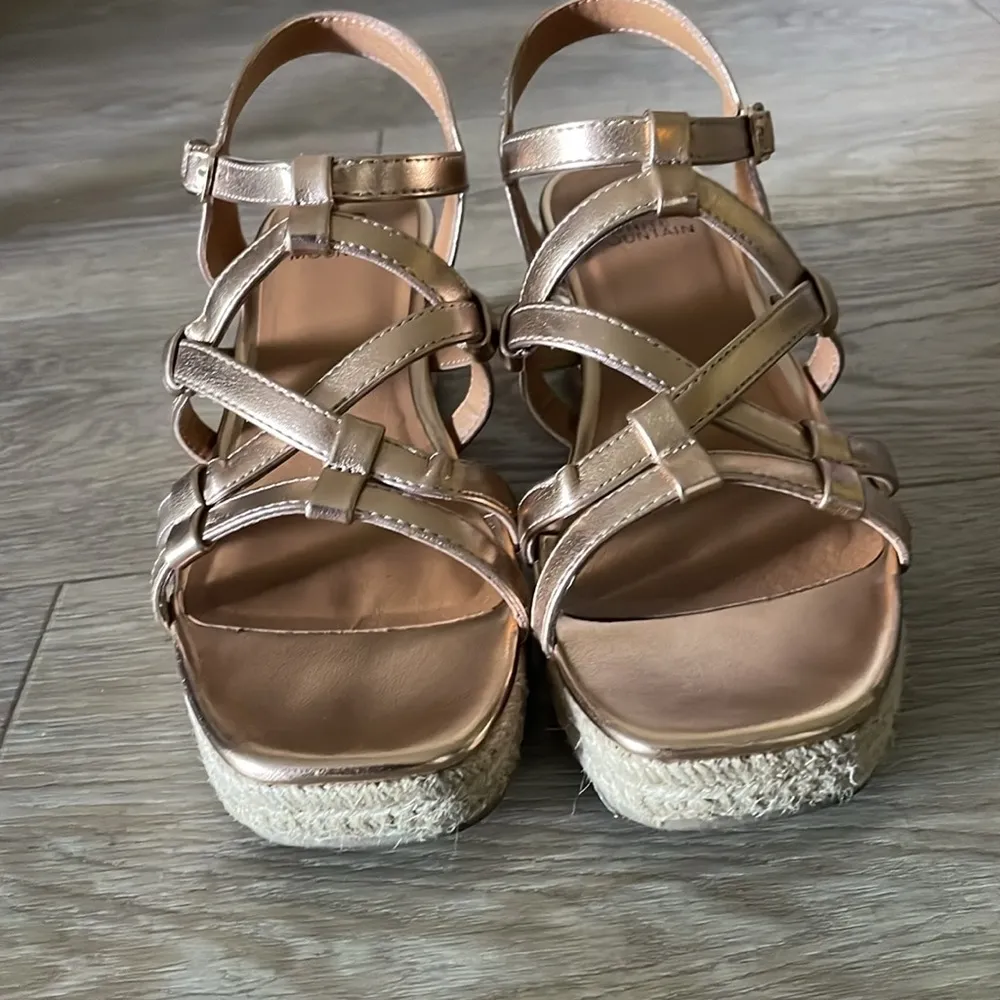 White Mountain gold crappy sandals – barely worn. - Image 3