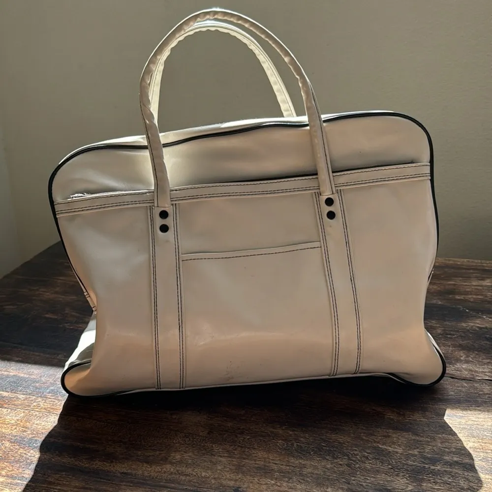 Vintage vegan white leather travel carry all bag with black piping - Image 8
