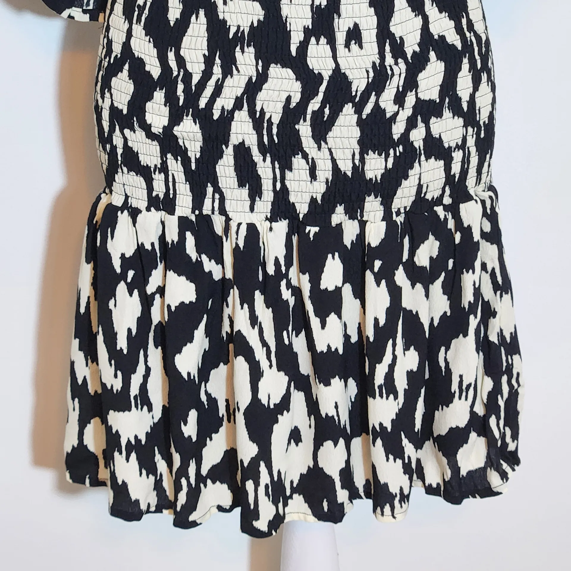 Macaron Black and Cream Print Blouson Mini Dress with Smocking Size Medium - Image 3