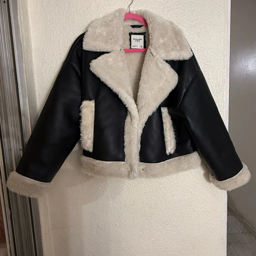 Abercrombie & Fitch Cropped Vegan Leather Sherpa Jacket size M oversized fit - Image 3