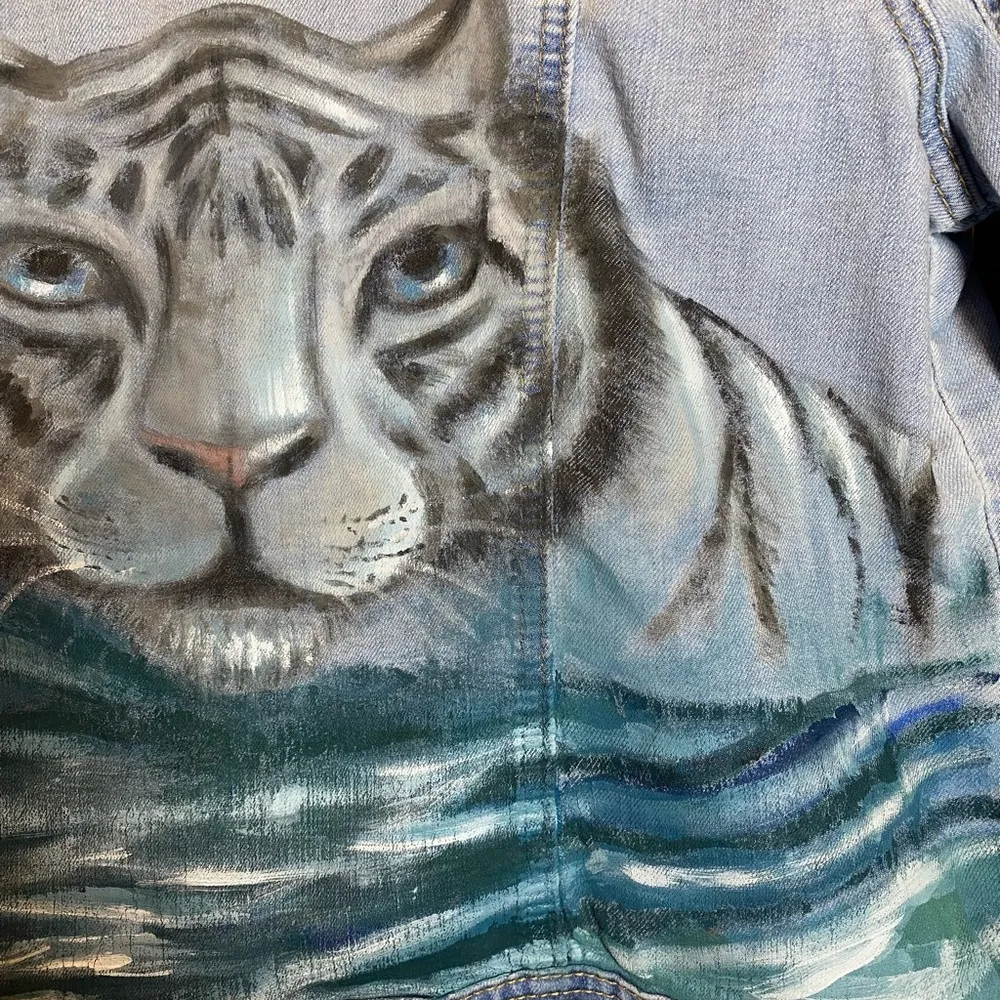 White Tiger Hand - Image 5