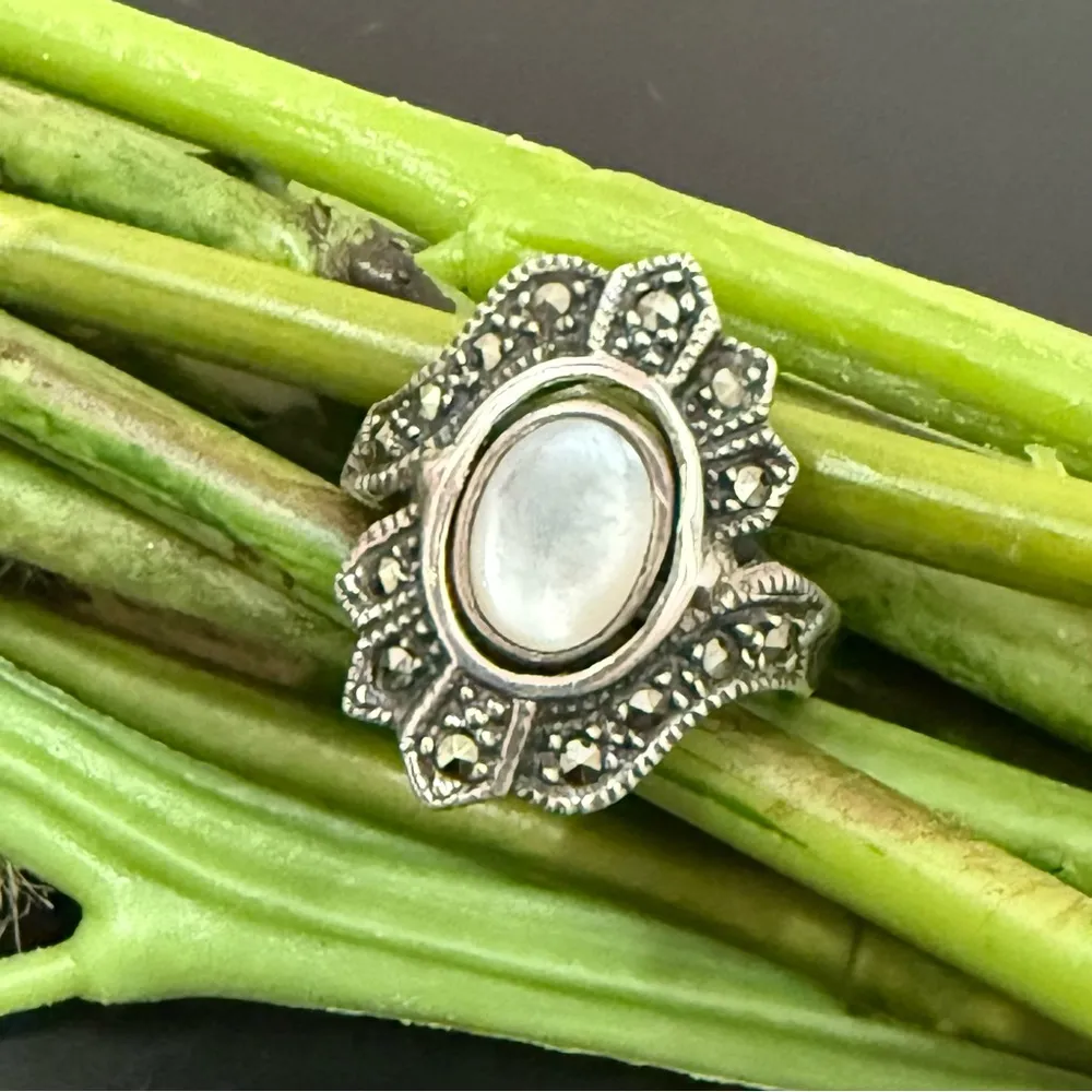 Vintage 925 Sterling Silver Black Onyx/Mother Of Pearl Marcasite Spinner Ring 8 - Image 2