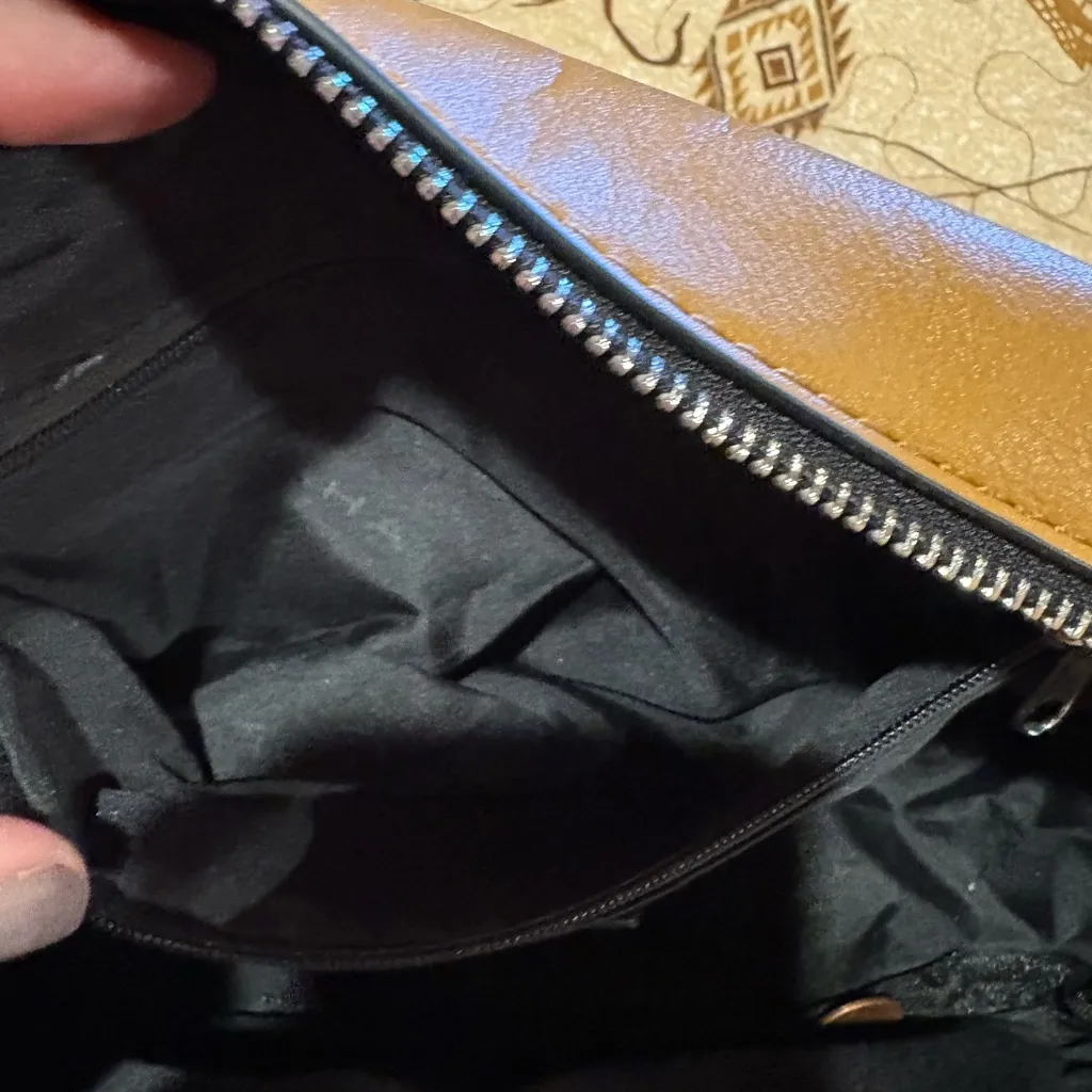 Tahari Tan and White Camera Bag - Image 8