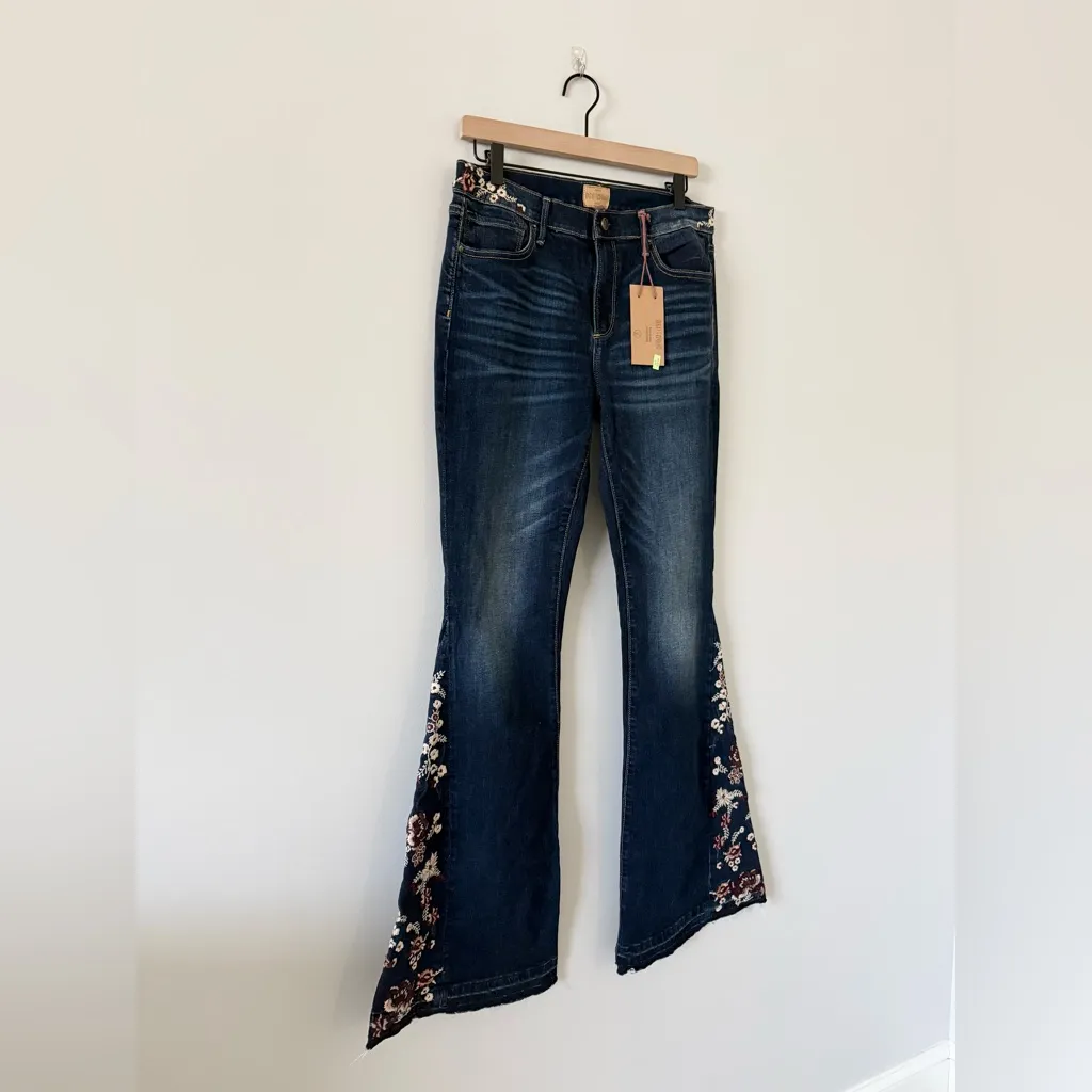 NWT Driftwood Farrah Flare Jean in Floral Embroidery Size 30 - Image 2