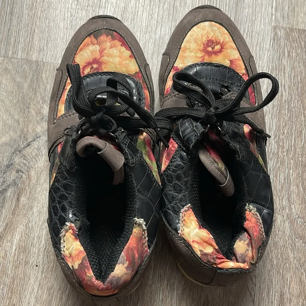 Floral Patterned Women's Sneakers Brown Size 7.5 - Image 2