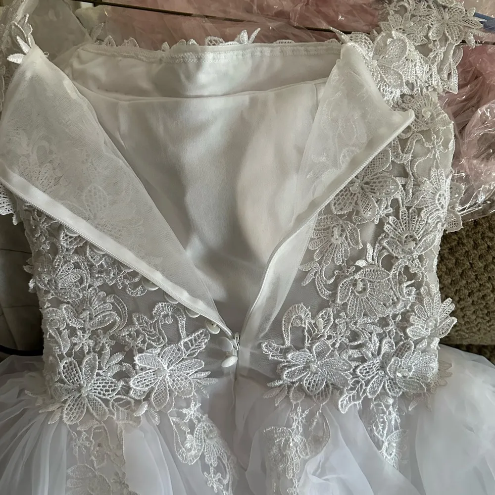 Ball Gown Off-the-Shoulder Cut Short With Applique Organza White - Image 12