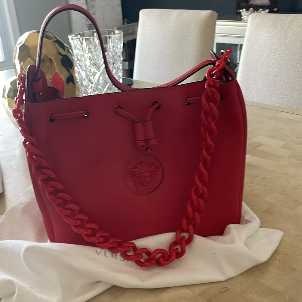VERSACE
Grained Calfskin La Medusa Bucket
Bag Red
Bag - Image 5