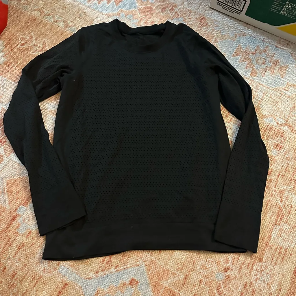 Lululemon Breeze By Long Sleeve Black W3BDXS Silverescent size 6 relaxed fit - Image 2